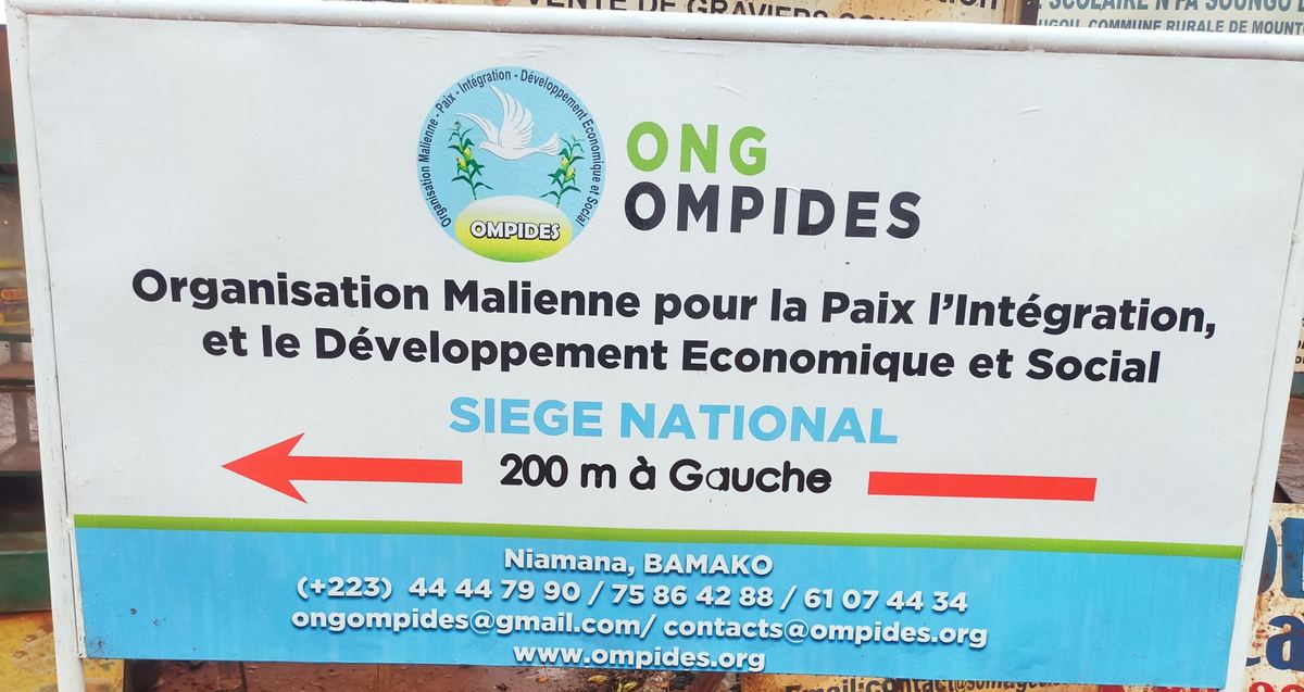 Panneau indiquant le siège national de l’ONG OMPIDES à Niamana, Bamako
